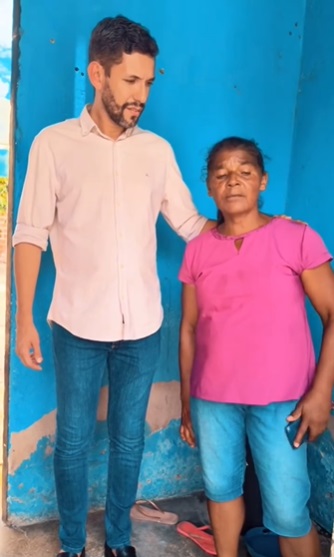 Prefeito Jó gravou um vídeo, ao lado da dona da casa, prometendo reconstruir a residência Prefeito Jó gravou um vídeo, ao lado da dona da casa, prometendo reconstruir a residência