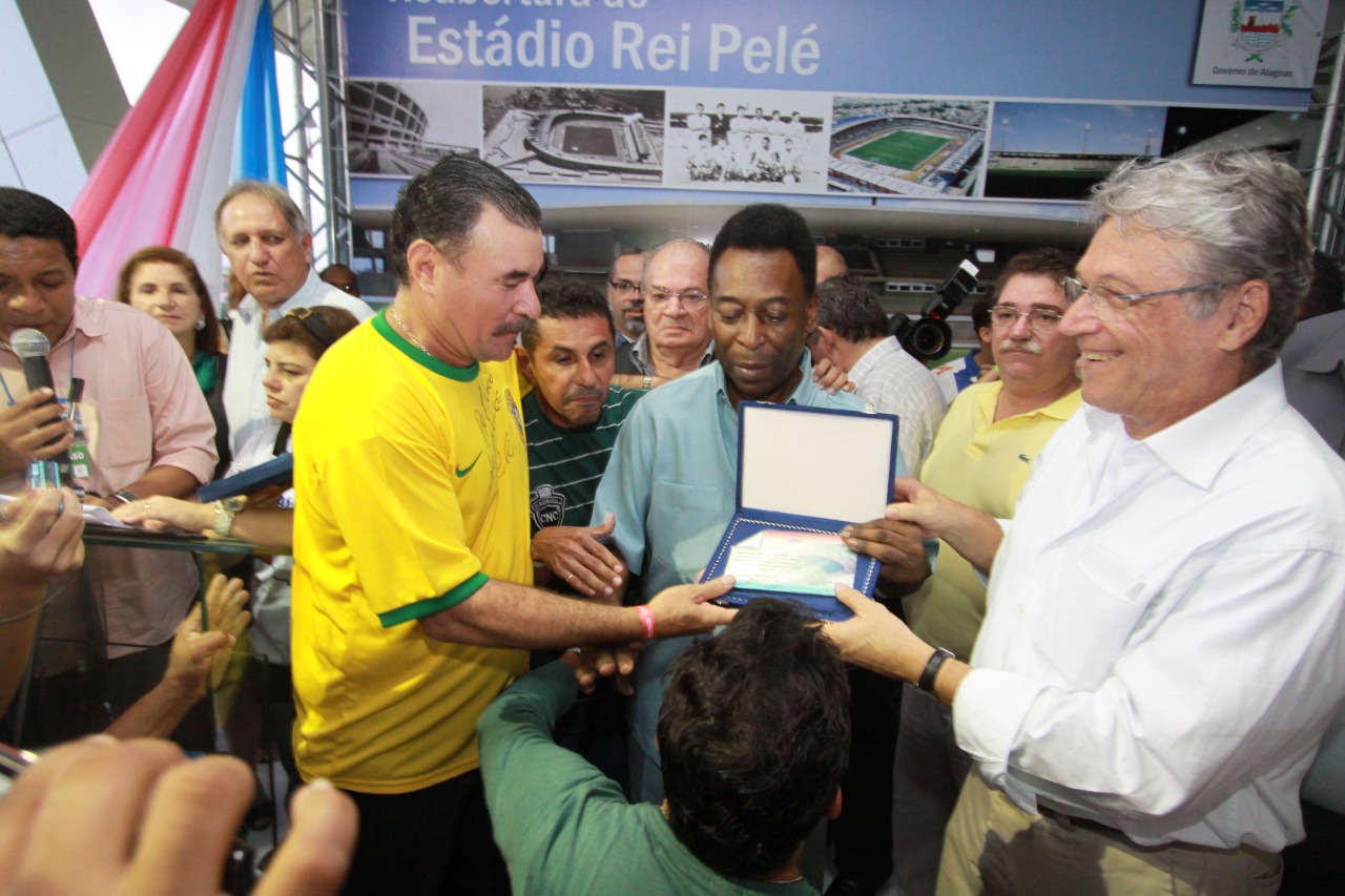 Pelé, Téo Vilela e Cícero Almeida em homenagem ao rei
