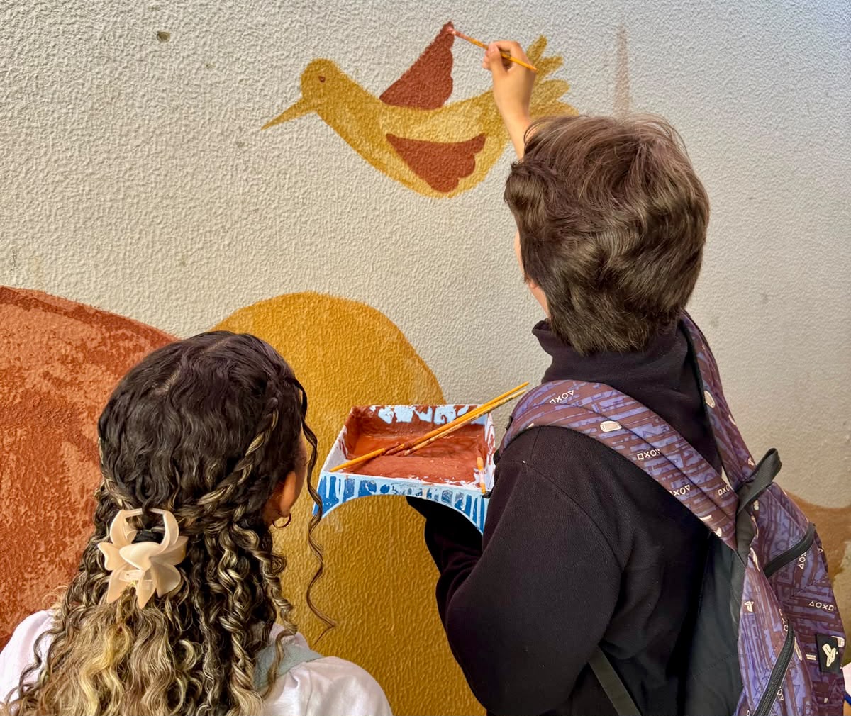 Alunos participaram da pintura de uma parede - Assessoria